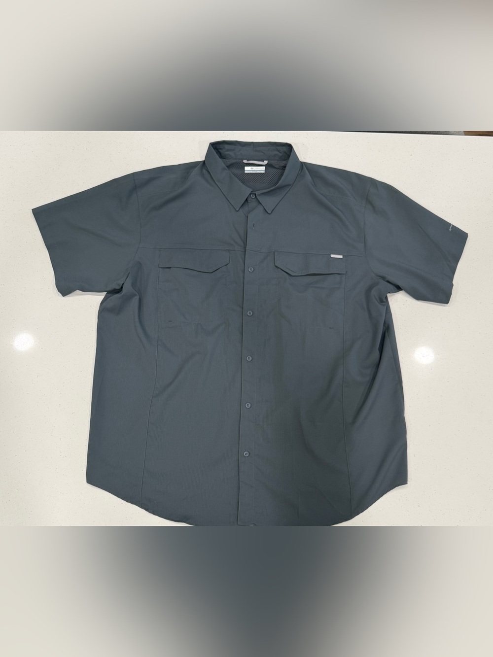 Columbia Men's Short-Sleeve Button-Down Shirt in Charcoal